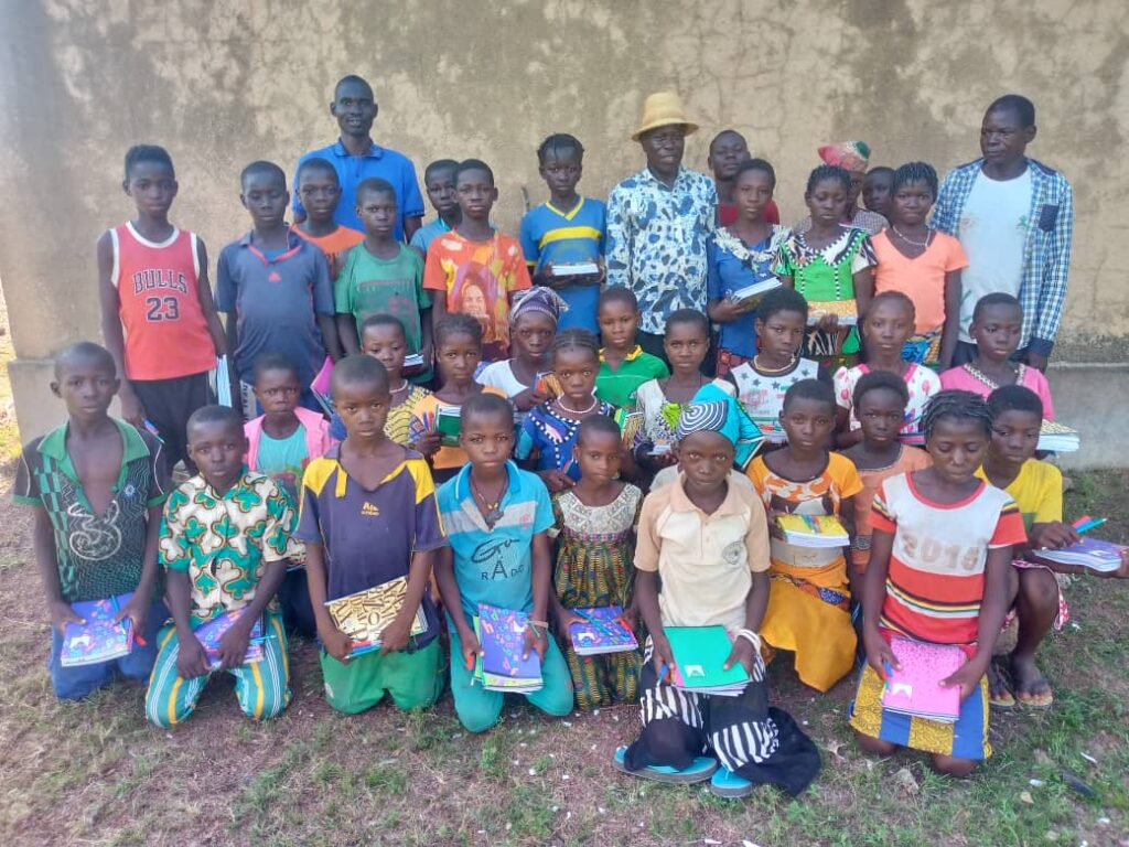 fotos entrega de premios concurso proyecto cuentos en la escuela primaria de Ladiu/ Burkina Faso